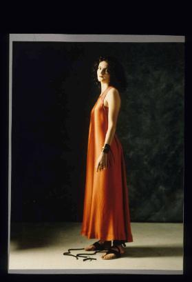 Ornament ; Fotostyling : rotes Kleid und Lederaccessoires