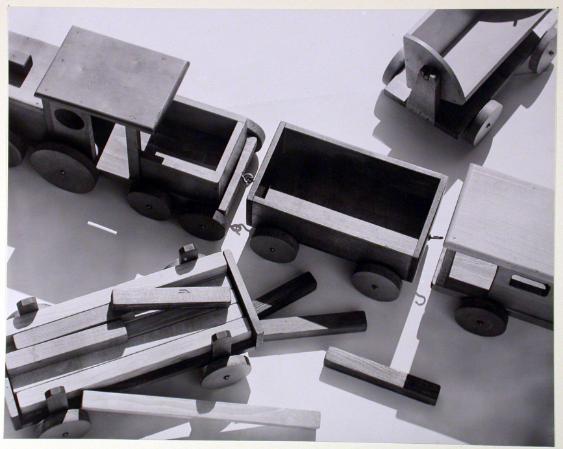 Tagesablauf in einem Kinderheim der Stadt Zürich , Holz-Spielsachen, Eisenbahn