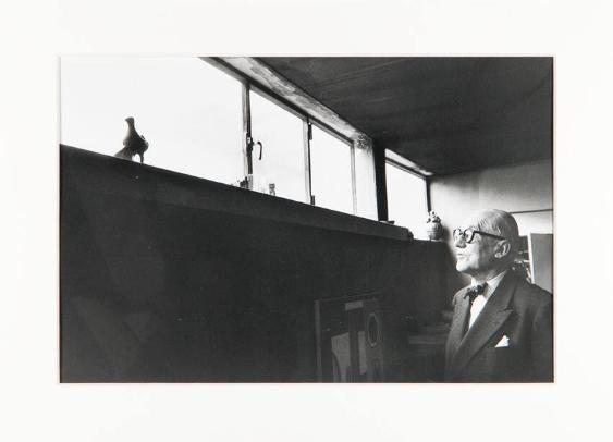 [Le Corbusier im Wohnraum seines Appartement-Ateliers, 24 Rue Nungesser-et-Coli, Paris]
