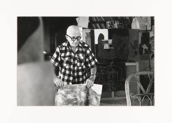 [Le Corbusier arbeitet an einer Collage im Atelier seines Appartement-Atelier, 24 Rue Nungesser-et-Coli, Paris]