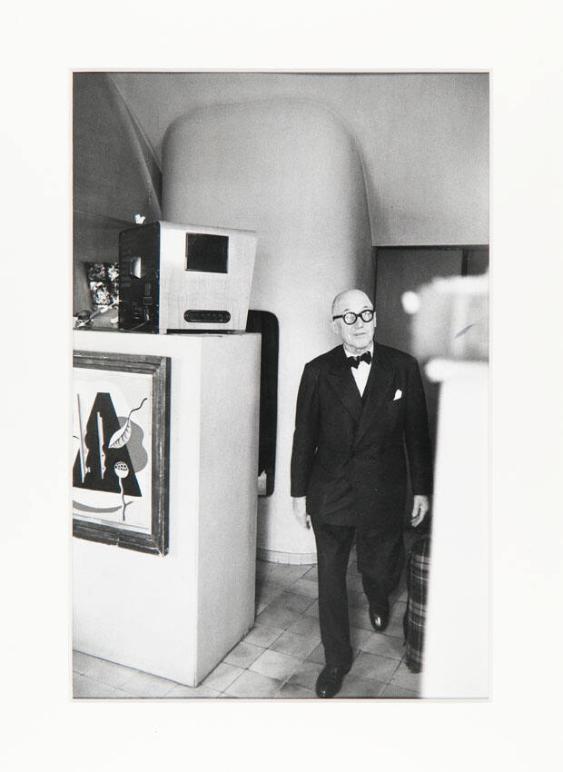 [Le Corbusier im Schlafzimmer neben einem Gemälde von Léger in seinem Appartement-Atelier, 24 Rue Nungesser-et-Coli, Paris]
