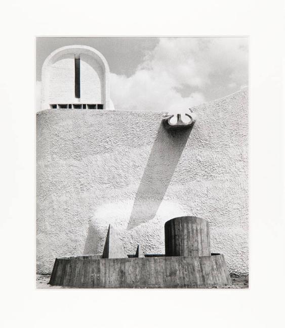 [Detail der Westfassade mit Wasserspeier und Auffangbecken, Notre-Dame du Haut Ronchamp]