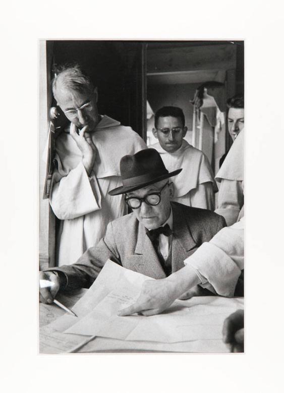 [In der Baubaracke zeigt Le Corbusier seine Baupläne den Dominikaner Patres vom Kloster La Tourette, Eveux-sur-Arbresle]