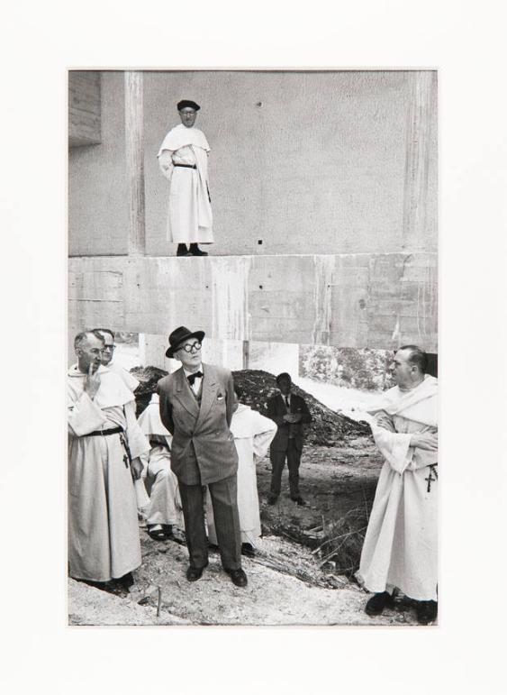 [Le Corbusier auf der Baustelle mit Dominikaner Patres beim Kloster La Tourette, Eveux-sur-Arbresle]