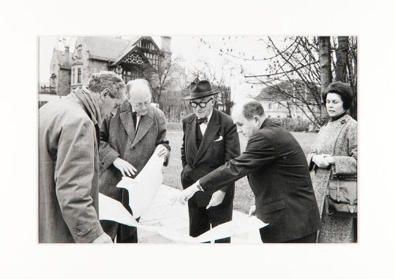 [Auf dem künftigen Bauplatz, Pavillon am Zürichhorn für Heidi Weber, Zürich. Von links nach rechts: Willy Boesiger, Adolf Wasserfallen (Stadtbaumeister), Le Corbusier, Pierre Zbinden (Gartenbauinspektor), Heidi Weber]