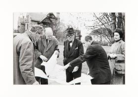 [Auf dem künftigen Bauplatz, Pavillon am Zürichhorn für Heidi Weber, Zürich. Von links nach rechts: Willy Boesiger, Adolf Wasserfallen (Stadtbaumeister), Le Corbusier, Pierre Zbinden (Gartenbauinspektor), Heidi Weber]