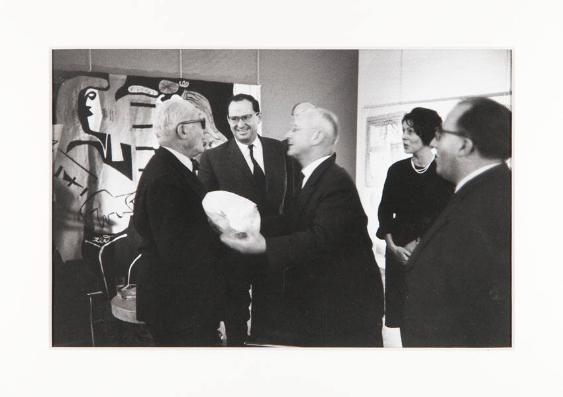 [Empfang in Heidi Webers Studio für Raumgestaltung "Mezzanin", Neumarkt 28, Zürich. Von links nach rechts: Le Corbusier, Sigmund Widmer (Stadtrat), Emil Landolt (Stadtpräsident), Heidi Weber]