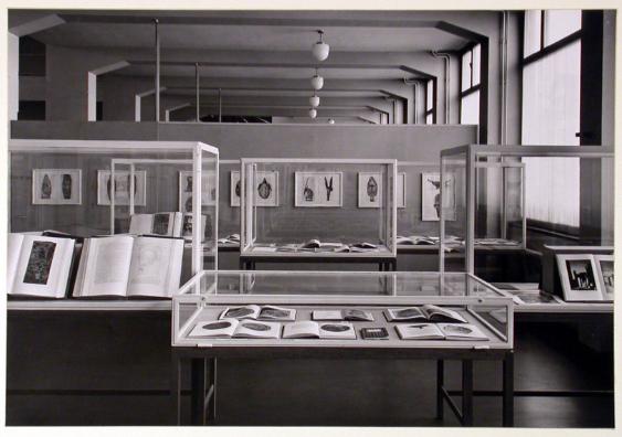 Bildbericht über Kunstgewerbemuseum, Ausstellungshalle mit  Vitrinen