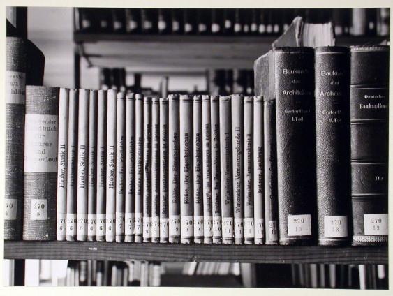 Bildbericht über Kunstgewerbemuseum ; Bücher; Bibliothek Kunstgewerbeschule