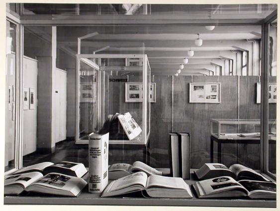 Bildbericht über Kunstgewerbemuseum, Vitrinen mit Büchern,