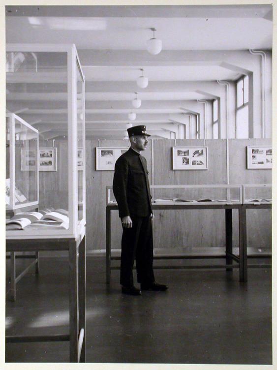 Bildbericht über Kunstgewerbemuseum , Ausstellungshalle mit Aufseher 