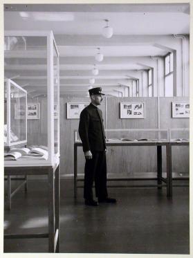 Bildbericht über Kunstgewerbemuseum , Ausstellungshalle mit Aufseher 