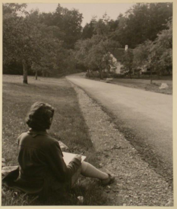 Bildbericht über eine Mitschülerin aus der Klasse für Innenausbau ; Schülerin sitzt am Strassen…