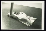 Bekleidung für die Nacht ; Fotostrecke B : 'Hausmantel als Decke' ; Location Ditting
