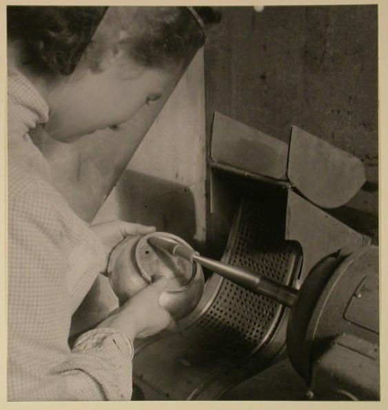 Bildbericht über eine Mitschülerin aus der Metallklasse ; Schülerin beim Schleifen, Polieren