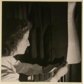Bildbericht über eine Mitschülerin der Textilklasse , Anprobieren an der Büste