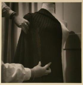 Bildbericht über eine Mitschülerin der Textilklasse ,  Anprobieren an der Büste