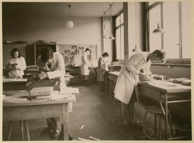 Entwurf und Aufnahmen zu einem Prospekt der Buchbinderklasse , Klassenraum mit Schülern