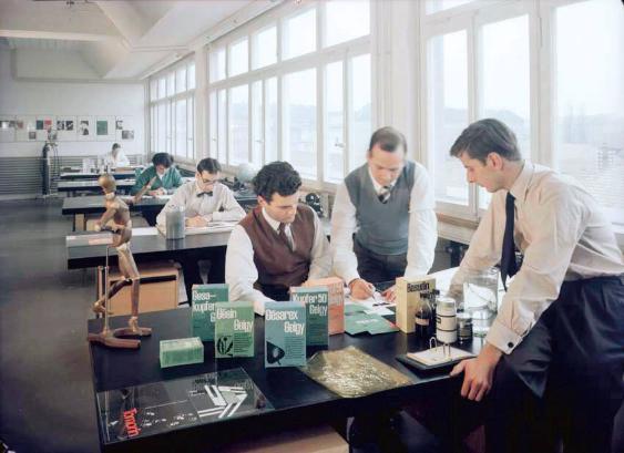 [Das Grafikatelier der Propaganda-Abteilung auf dem Dreispitz-Areal / von rechts nach links:  Andreas His, Max Schmid, Igildo Biesele, Enzo Roesli, Elisabeth Dietschi, Kurt Küng]