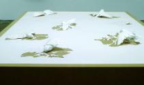 Peter Callesen, Birds trying to escape their drawings, 2005, Papierschnitt, Klebstoff, 90 x 128…