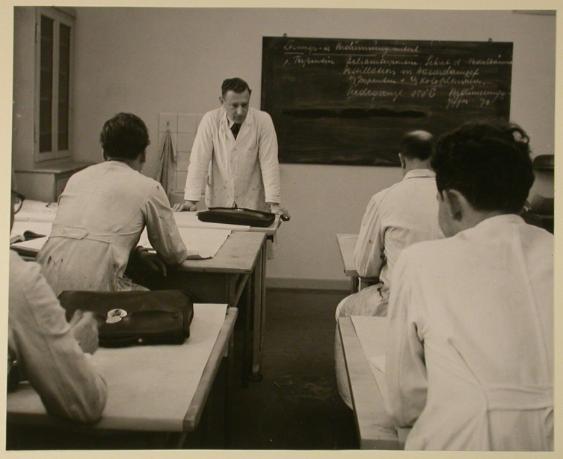 Entwurf und Aufnahmen zu einem Prospekt der Malerfachklasse , Schulzimmer, Unterrichtssituation…