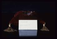 Der Steckbrief in der Vitrine, unsere Mode-Koryphäen. Bild 2, Ausstellungsgestaltung: ges. Schu…