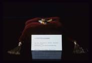 Der Steckbrief in der Vitrine, unsere Mode-Koryphäen. Bild 5, Ausstellungsgestaltung: 5 Zigaret…