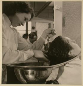 Die Ausbildung einer Lehrtochter , Coiffeurlehrtochter beim Haarewaschen