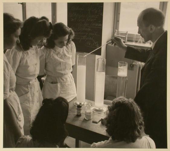 Die Ausbildung einer Lehrtochter , Unterrichtssituation Chemieunterricht Coiffeurtöchter