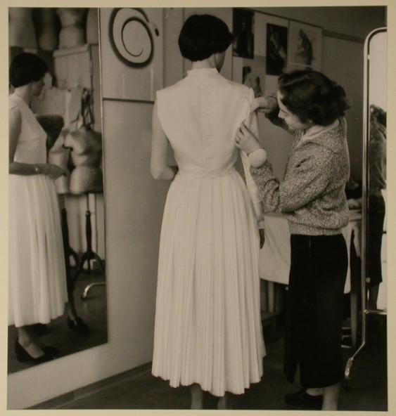 Anprobe,  Aufnahmen in der Modeklasse