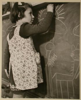 Kindergarten “Probstei”, Schwamendingen, Mädchen zeichnet an die Wandtafel