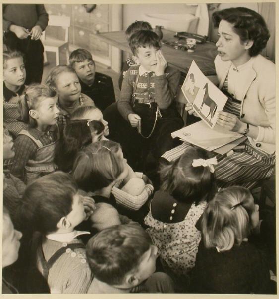 Kindergarten “Probstei”, Schwamendingen ; Kindergärtnerin erzählt eine Geschichte