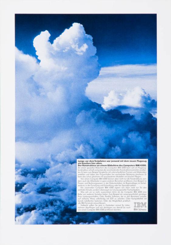 Lange vor dem Testpiloten war jemand mit dem neuen Flugzeug ein bisschen hier oben. Der Konstrukteur an einem Bildschirm des Computers IBM 4300.