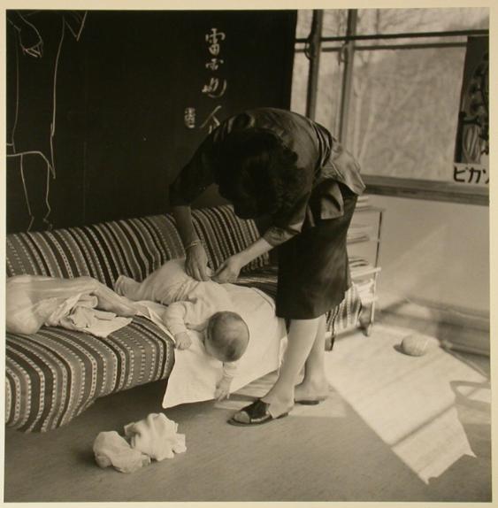 Reportage über die Atmosphäre bei W. Bischof +  Frau Bischof wickelt Daniel