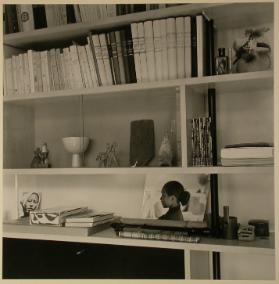 Reportage über die Atmosphäre bei W. Bischof + , Büchergestell, entworfen von Werner Bischof