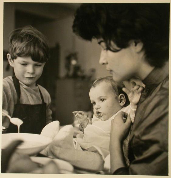 Reportage über die Atmosphäre bei W. Bischof + , Frau Bischof und Markus füttern Daniel