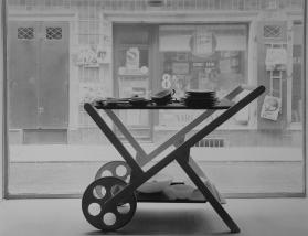 Reportage über die Wohnhilfe, Oberdorfstr. Zürich. Servierwagen mit Geschirr im Schaufenster