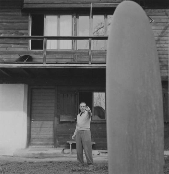 Reportage, Architekt Alfred Roth vor seinem Haus