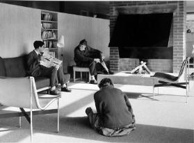 Architekt Hans Zaugg Olten ; Wohnzimmer mit Personen