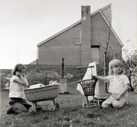 Architekt  Ernst Giesel + Familie , Kinder spielen mit Puppenwagen