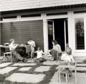 Architekt  Ernst Giesel + Familie , Familie Giesel vor ihrem Haus