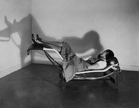 01* Charlotte Perriand auf der Chaise longue basculante, 1930, Foto: © AChP / 2010, ProLitteris…
