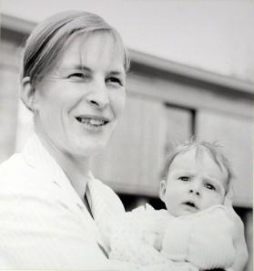 Architekt  Oskar Burri, Zumikon ; Lisbeth Burri mit Kind