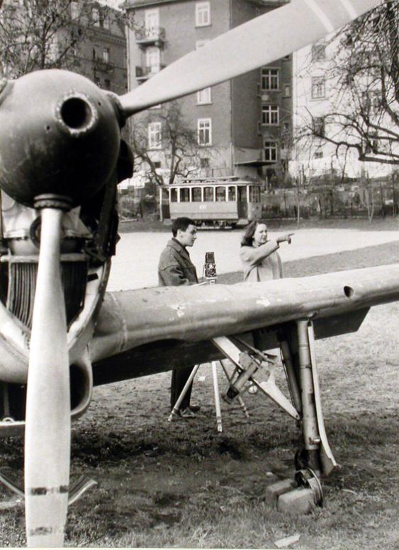Reportage über Nelly Rudin,  Nelly Rudin und Willy Eberrle beim Fotografieren in Verkehrsmuseum…