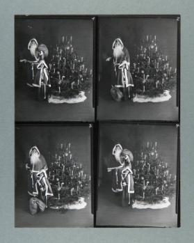 [Junge mit Weihnachtsmann vor geschmücktem Baum]