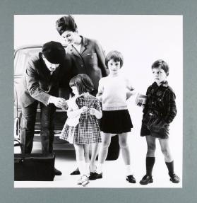 [Familie mit Kindern vor Auto stehend]