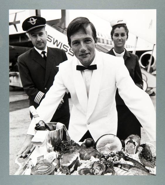 [Steward beim Offerieren eines Festessens]