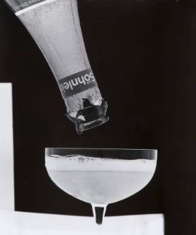 [Sektglas und Flaschenhals]