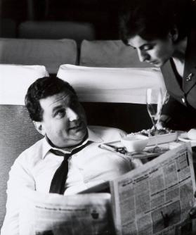 [Passagier und Stewardess]