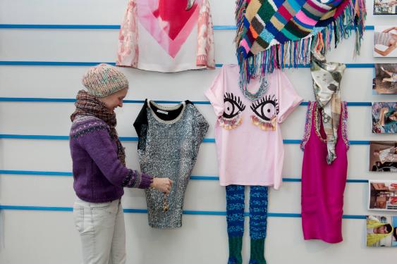 Aufbau Ikou Tschüss in der Ausstellung Designpreise der Schweizerischen
Eidgenossenschaft 2010